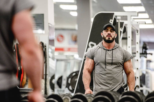 Muskulöser Mann im Fitnessstudio
