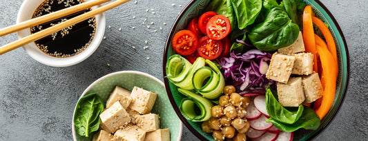 Vegane Eiweißquellen in einer proteinreichen Bowl