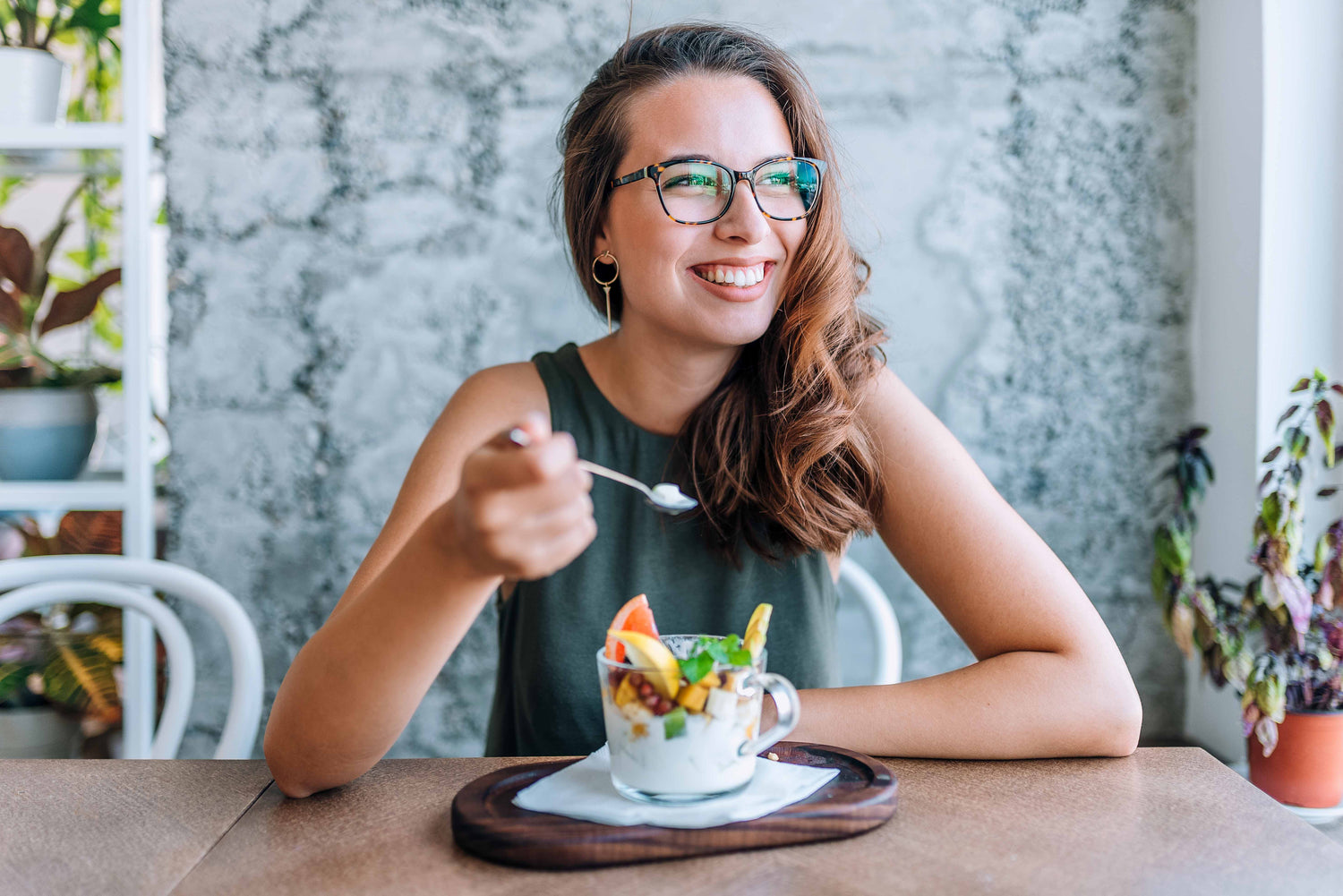 Man sieht eine Frau die ein gesundes Frühstück isst 