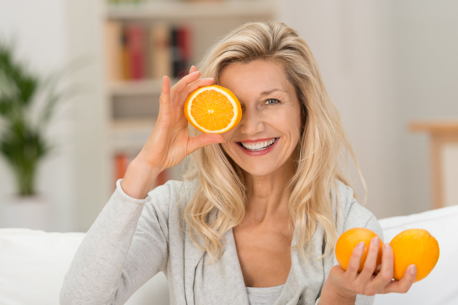 Man sieht eine Frau mit Orangen in der Hand 