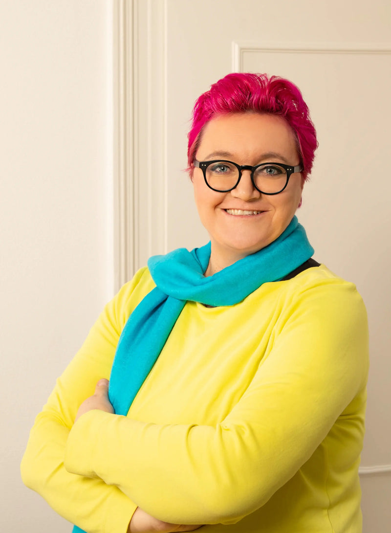 Hashimoto-Expertin Dorothea Leinung lächelt mit leicht umschlungenen Armen 