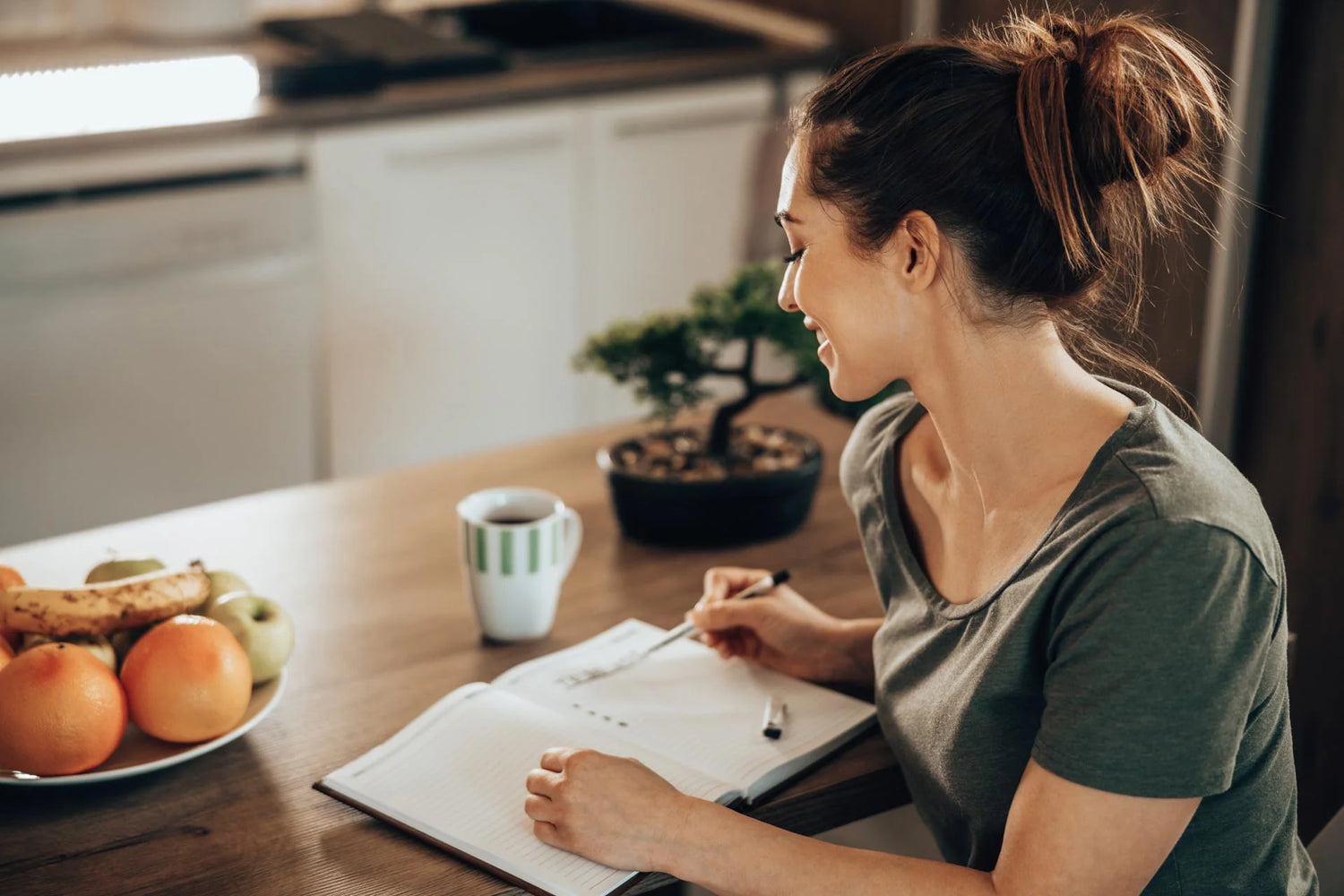 Junge Frau notiert sich all ihre Aufgaben in einer To-do-Liste 