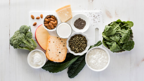 Milchprodukte, Käse und grünes Gemüse sind reich an Calcium Lebensmittel mit Calcium