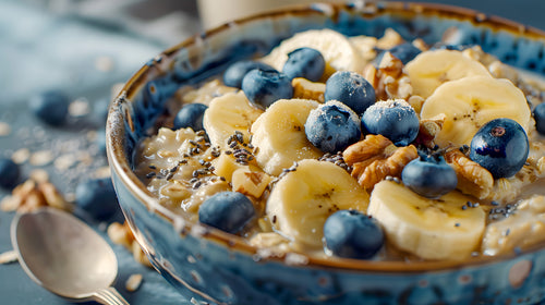 Haferflocken, Nüsse und Samen enthalten viele Ballaststoffe. Porridge mit vielen Ballaststoffen