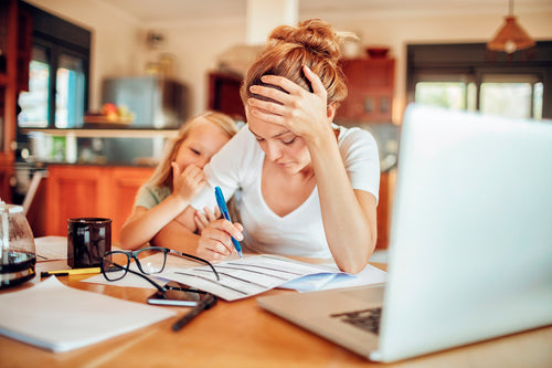 Die To-do-Liste im Familienalltag ist lang – vor allem für Mütter. Mental Load im Familienalltag