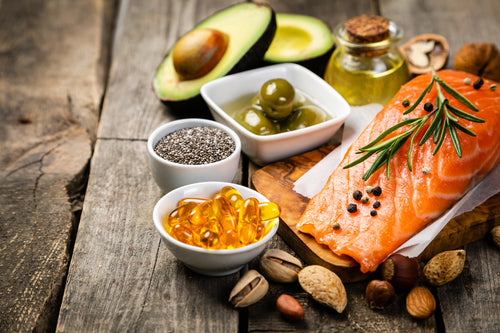 Lachs, Avocado, Nüsse und Samen sind reich an Omega 3 Fettsäuren. Lebensmittel mit Omega 3