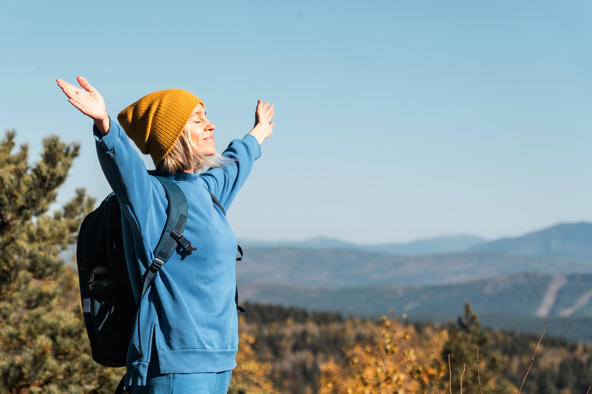 Ist es möglich, für immer gesund zu sein? Frau, die tief einatmet und sich rundum wohlfühlt