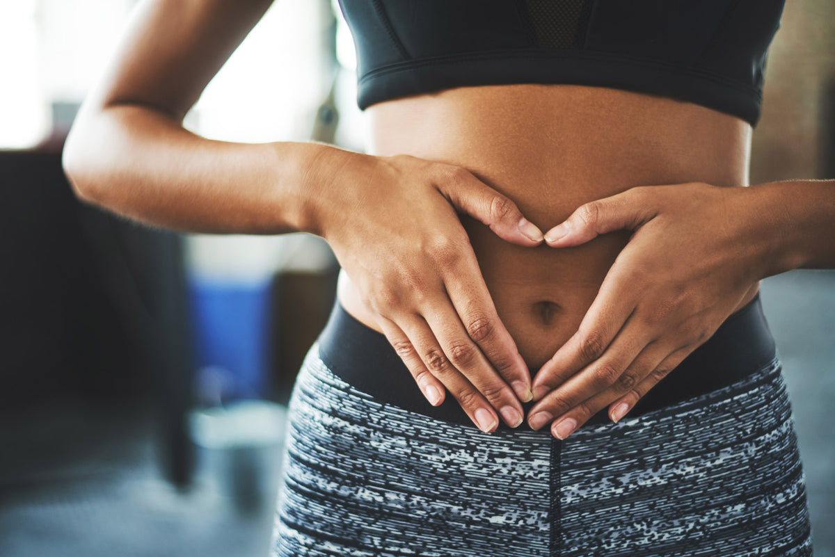 Lösliche Ballaststoffe für ein gutes Bauchgefühl Frau hält ihre Hände in Herzform vor ihren Bauch