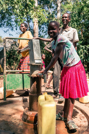 Uganda_filling jerry cans at deep well_©Leonard Mueller.jpg