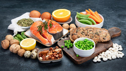 Eine ausgewogene Ernährung ist wichtig, um alle B-Vitamine aufzunehmen. Tierische und pflanzliche Lebensmittel mit Vitamin B